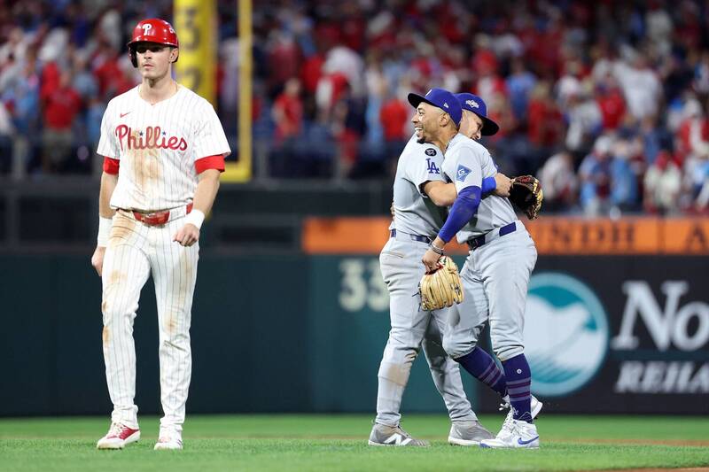 道奇贏球，游擊手貝茲與隊友慶祝。（法新社）