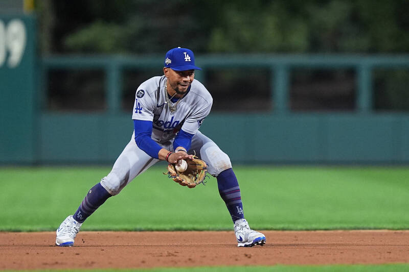 MLB季後賽》道奇貝茲神補位守備破解對方短打 讓費城人教頭佩服