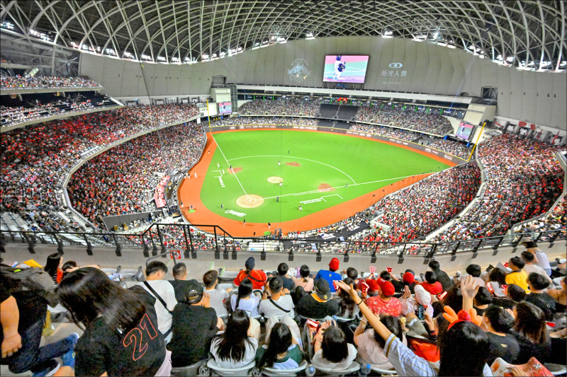 9月初林智勝引退賽週攻蛋，連兩天吸引4萬人滿場，味全龍本季主場票房較去年上揚44.5%。（資料照）