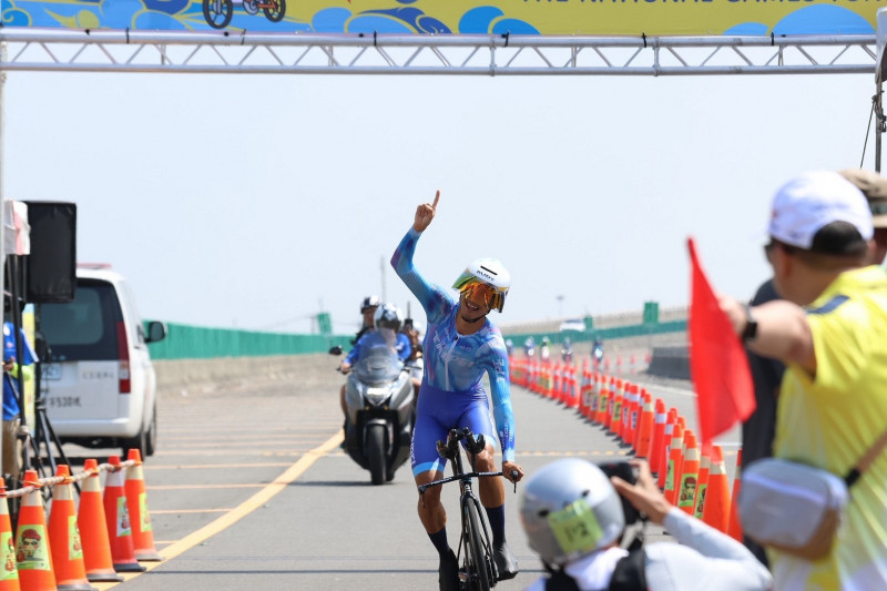 杜志濠締造三連霸時手指指向天空，把勝利分享給過世的隊友。（全運會提供）