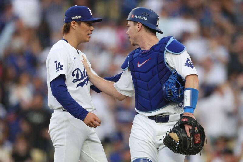 山本由伸與史密斯。（資料照）