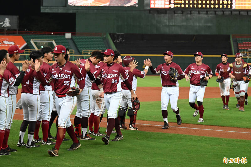 樂天桃猿擊敗統一獅，季後挑戰賽扳成各2勝2敗的平手局面。（記者李惠洲攝）