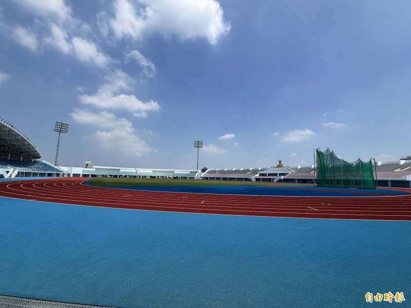 位在虎尾高鐵特定區的雲林縣立田徑場，斥資15億元興建，已完工啟用，行政院終於核定補助12億元。（記者黃淑莉攝）