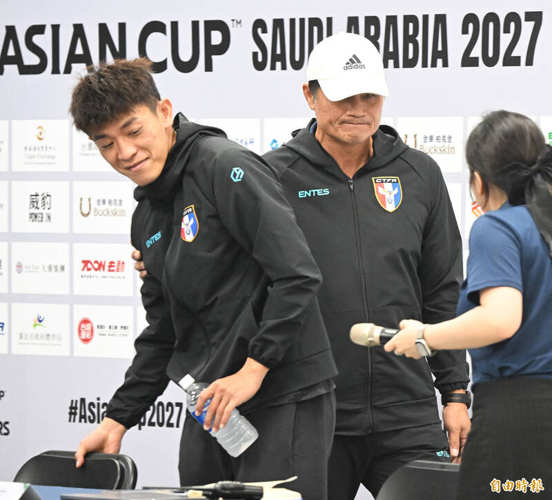 總教練黃哲明和陳柏良出席賽後記者會，黃哲明表示將辭去總教練職務。（記者林正堃攝）