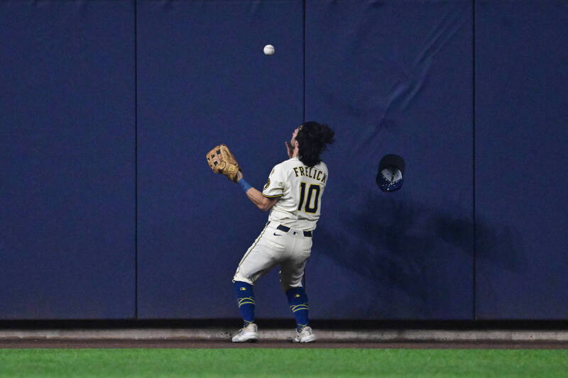 釀酒人中外野手弗里利克美技守備。（路透）