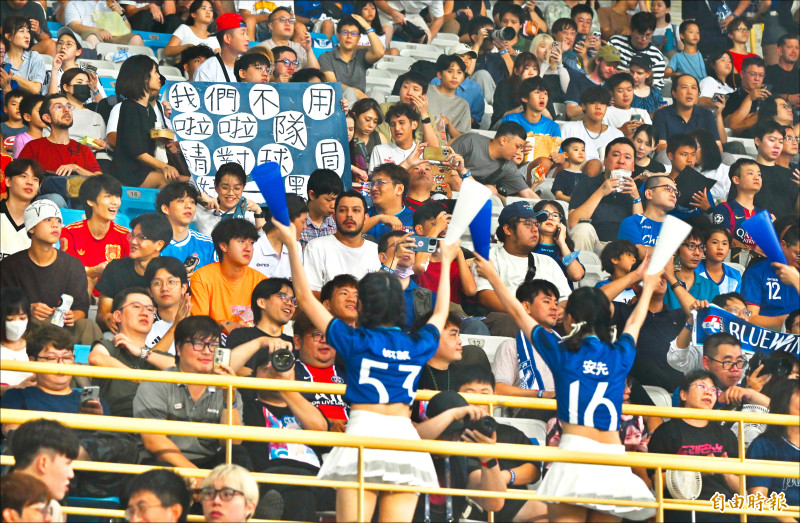 場邊台灣隊球迷自製字卡寫上「請對球員好一點」。（記者林正堃攝）