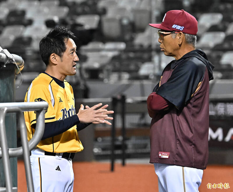 中信兄弟總教練平野惠一（左）與樂天桃猿總教練古久保健二（右）。（資料照，記者陳志曲攝）