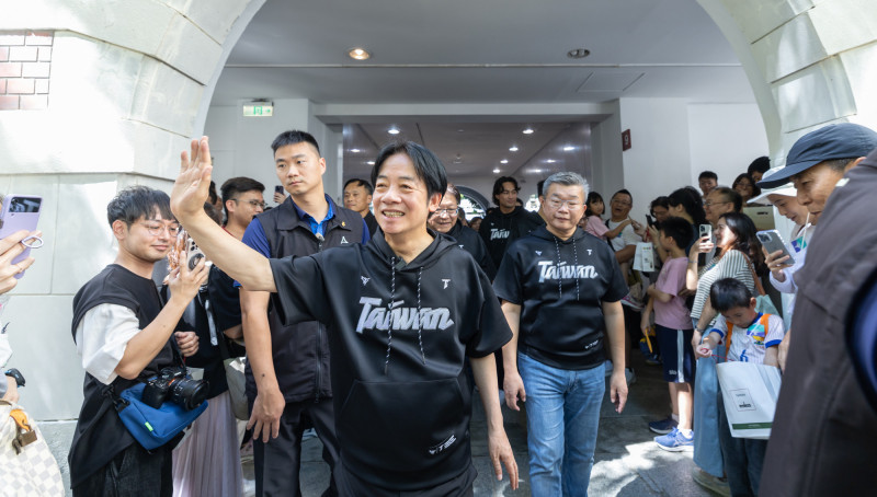 總統府開放假日參觀，賴清德與民眾輕鬆互動，還向陪同的運動部長李洋表達期許。（總統府提供）