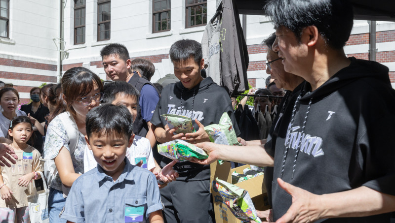 總統府開放假日參觀，賴清德與民眾輕鬆互動，還向陪同的運動部長李洋表達期許。（總統府提供）