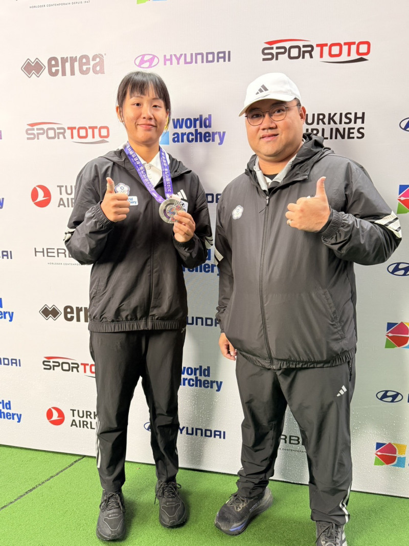 許芯慈與指導教練吳英男（射箭協會提供）