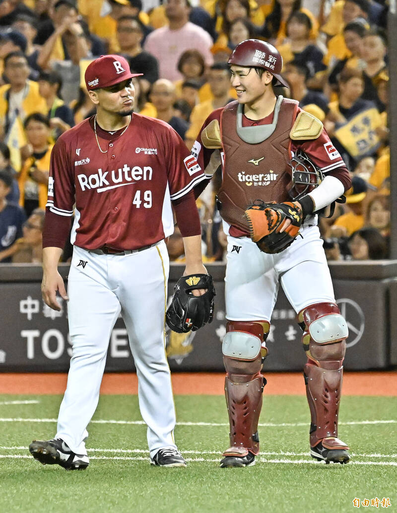 樂天桃猿先發投手威能帝（左）與宋嘉翔（右）投捕搭檔。（記者陳志曲攝）