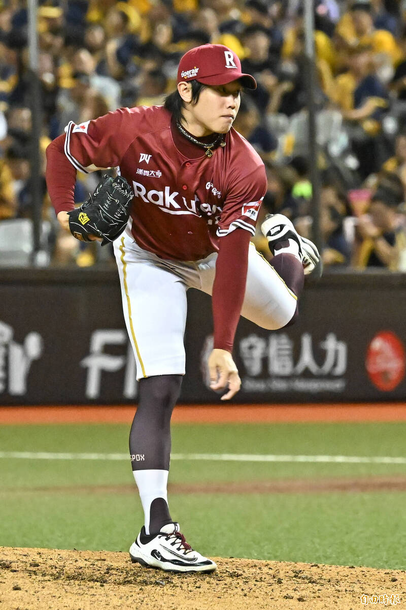 樂天桃猿陳冠宇化解失分危機。（記者陳志曲攝）