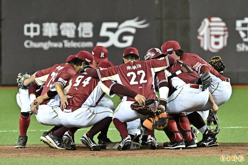 樂天桃猿拿下二連勝。（記者陳志曲攝）