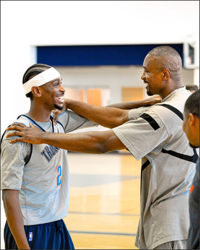 前雷霆球員伊巴卡（右）昨與吉爾吉斯亞歷山大相見歡。
（取自雷霆官網）