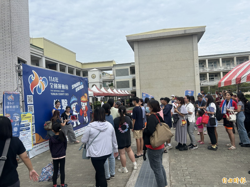 林郁婷賽後與現場粉絲合照。（記者吳孟儒攝）