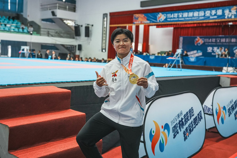 台南空手道選手簡慧萱在女子組個人形六連霸。（南市體育局提供）