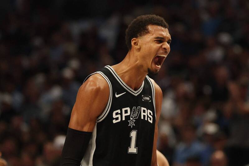 溫班亞瑪開幕戰豪取40分15籃板。（法新社）