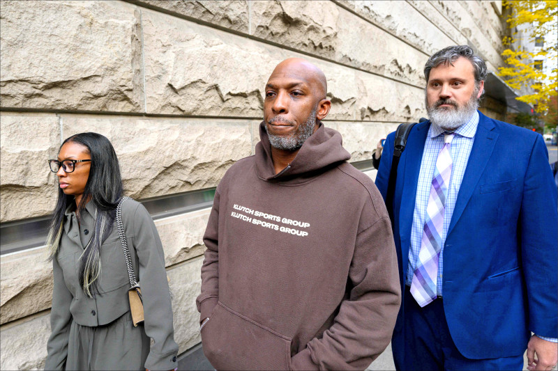 畢拉普斯（中）昨與律師團隊出庭應訊。（法新社）