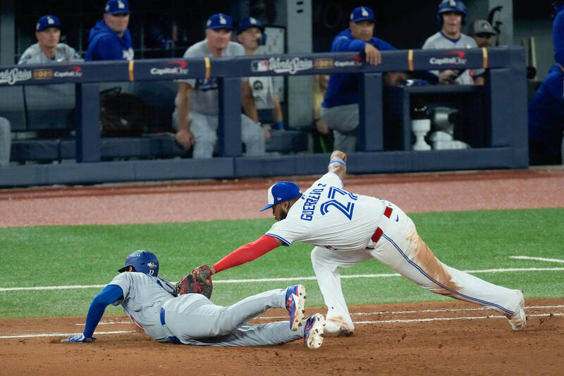 大谷翔平差點被牽制出局。（路透）