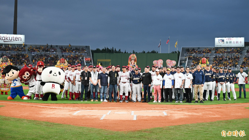 中壢仁海宮、桃園慈護宮「天后雙媽會」進球場助攻，樂天桃猿聽牌奪冠。（記者李容萍攝）