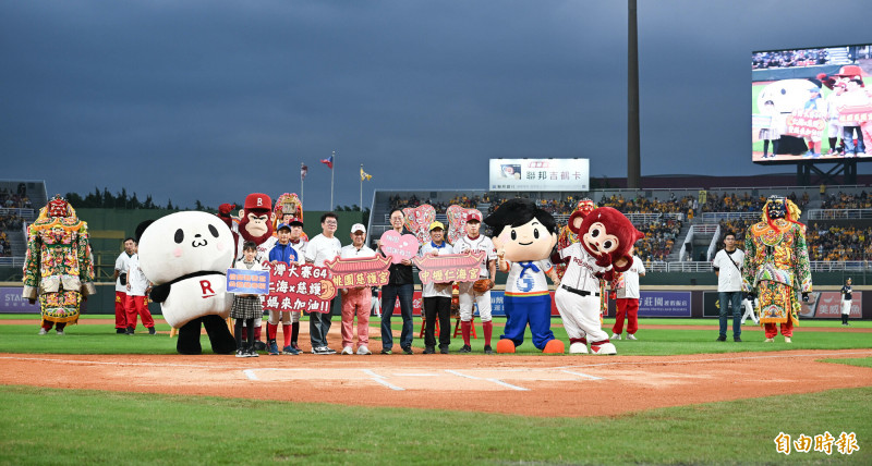 中壢仁海宮、桃園慈護宮「天后雙媽會」進球場助攻，樂天桃猿聽牌奪冠。（記者李容萍攝）