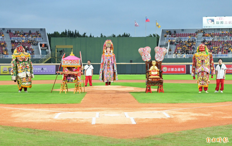 中壢仁海宮、桃園慈護宮「天后雙媽會」進球場助攻，樂天桃猿聽牌奪冠。（記者李容萍攝）