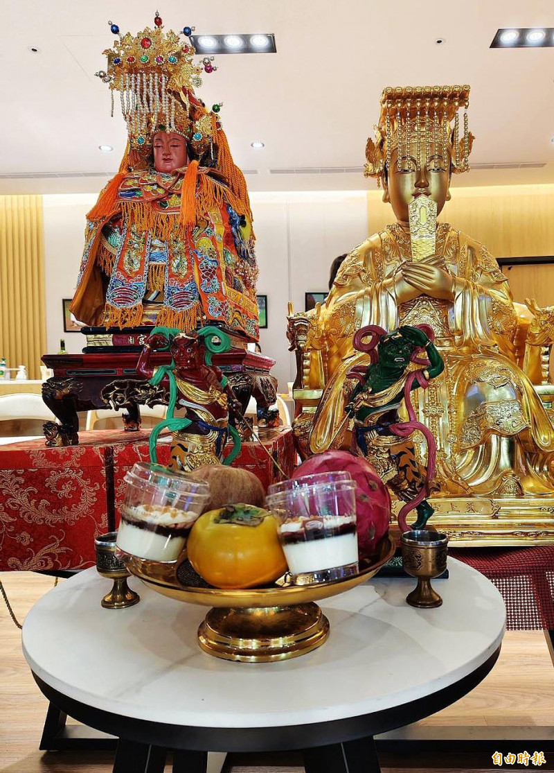 中壢仁海宮、桃園慈護宮「天后雙媽會」進球場助攻，樂天桃猿聽牌奪冠。（記者李容萍攝）