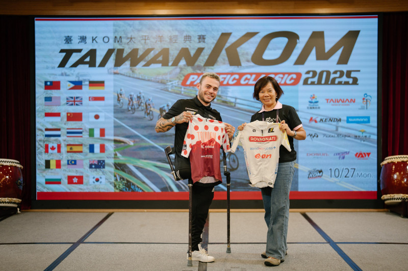 義大利肢障車手普沙特里（左）與自行車騎士協會秘書長何麗卿互贈冠軍衫。（自行車騎士協會提供）