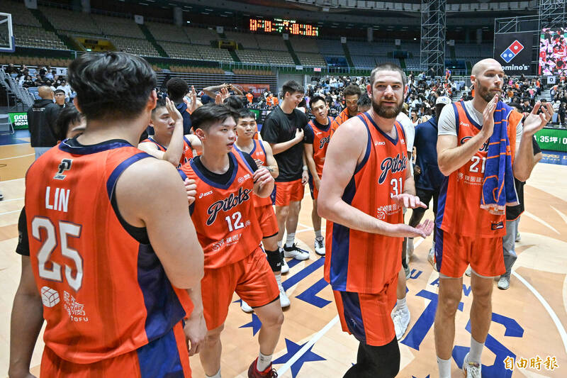 桃園璞園領航猿拿下開幕戰勝利。（記者陳志曲攝）