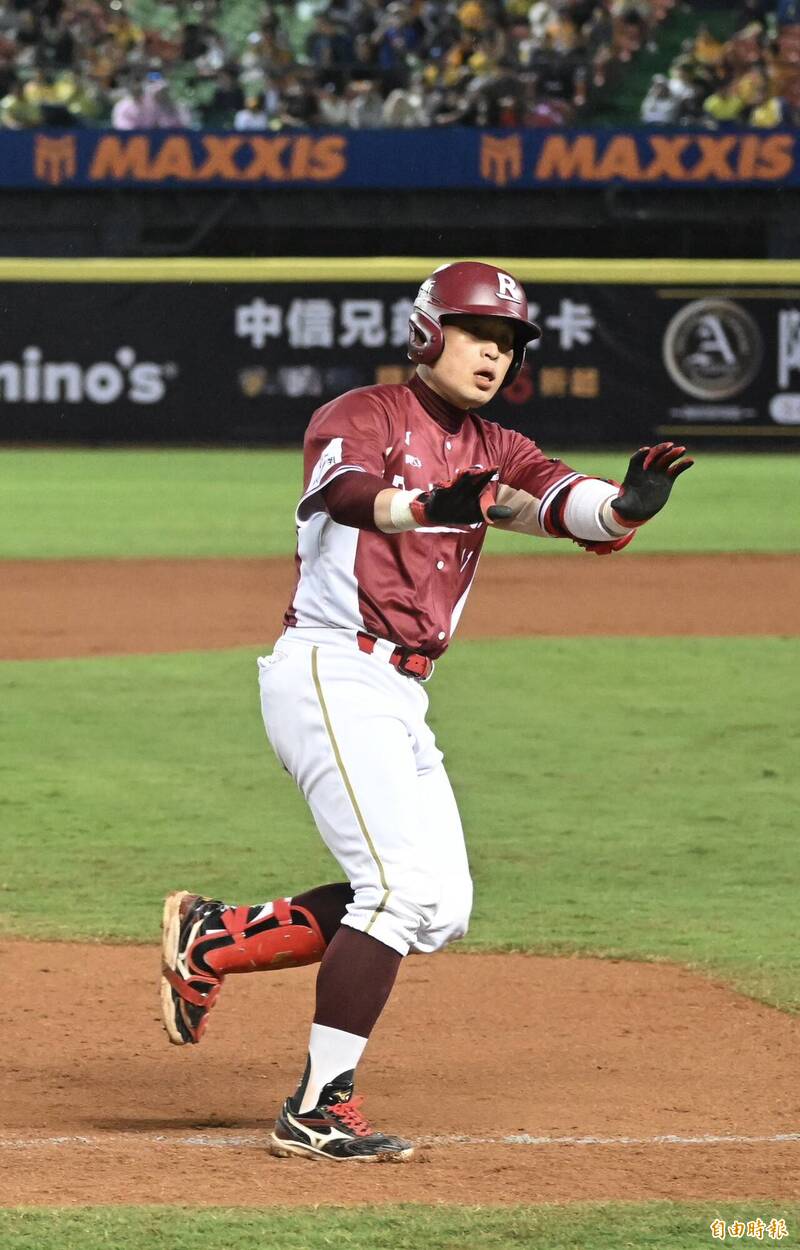 林泓育延長賽敲出致勝轟。（記者廖耀東攝）