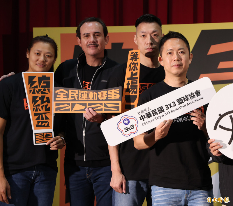 成力煥（右2）要拚總統盃冠軍，前輩鄭志龍（右3）幽默救援。（記者梁偉銘攝）