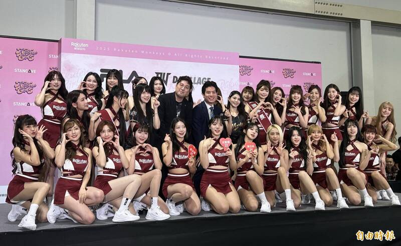 樂天副領隊礒江厚綺、樂天服裝設計師詹朴和樂天桃猿女孩全員合照。（資料照，記者龔乃玠攝）