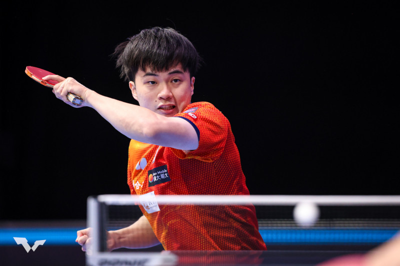 林昀儒在男單首輪逆轉法國小將柯頓，驚險挺進16強。（取自WTT官網）