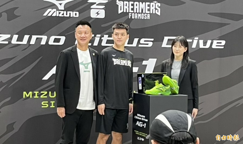 左起為陳立宗、林俊吉和球鞋設計師Stacy。（記者粘藐云攝）
