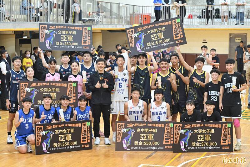 運動部長李洋頒發亞軍獎盃與獎金。（記者陳逸寬攝）