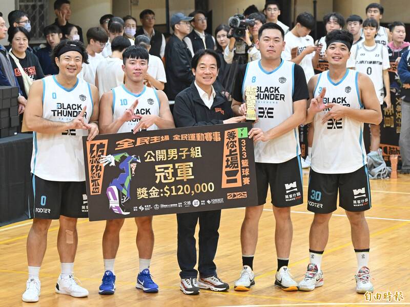 2025總統盃全民運動賽事3x3籃球賽總決賽，總統賴清德頒獎給公開男子組冠軍隊伍。（記者陳逸寬攝）