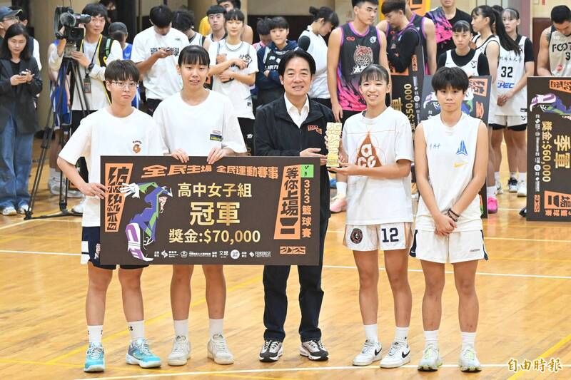 2025總統盃全民運動賽事3x3籃球賽總決賽，總統賴清德頒獎給高中女子組冠軍隊伍。（記者陳逸寬攝）