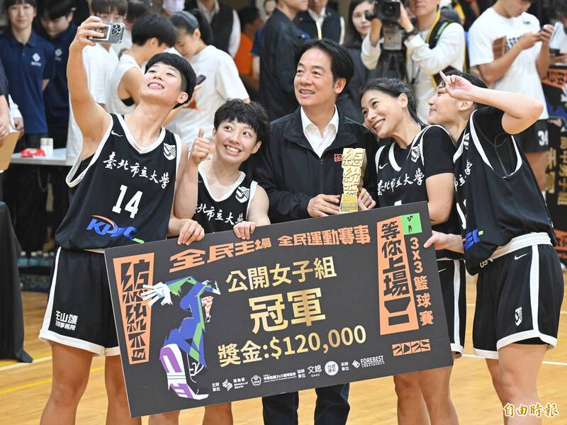 總統賴清德頒獎給公開女子組冠軍隊伍。（記者陳逸寬攝）