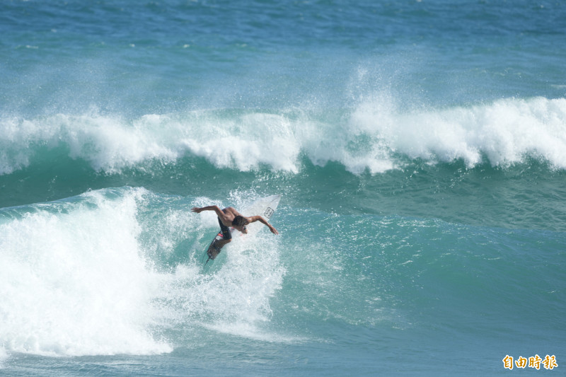 多國選手在浪裡展現美技。（記者劉人瑋攝）