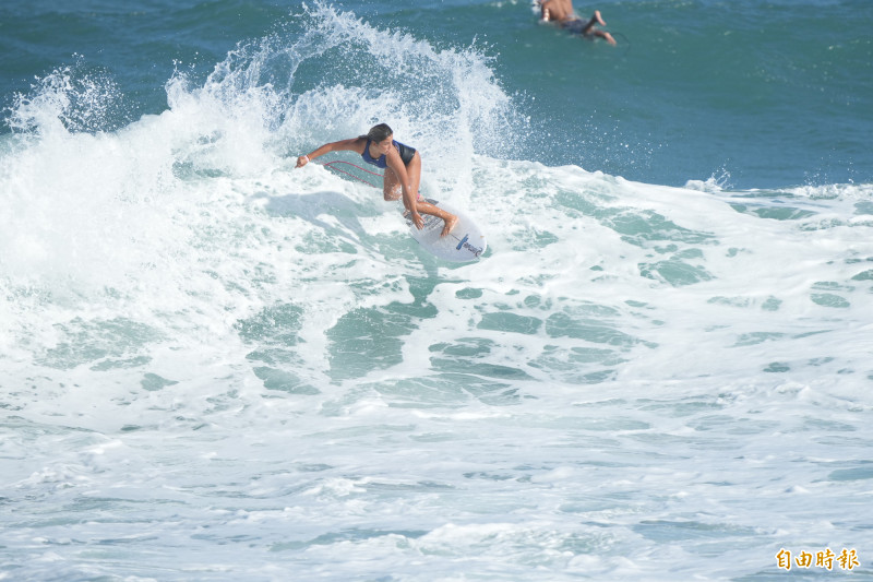 外籍女性選手亦展現高超技術征服強浪（記者劉人瑋攝）