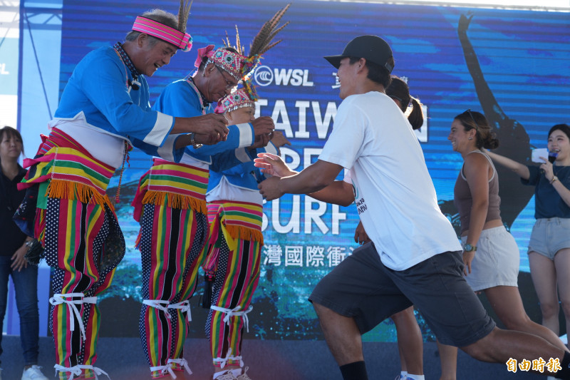 選手依照阿美族傳統方式對耆老敬酒。（記者劉人瑋攝）