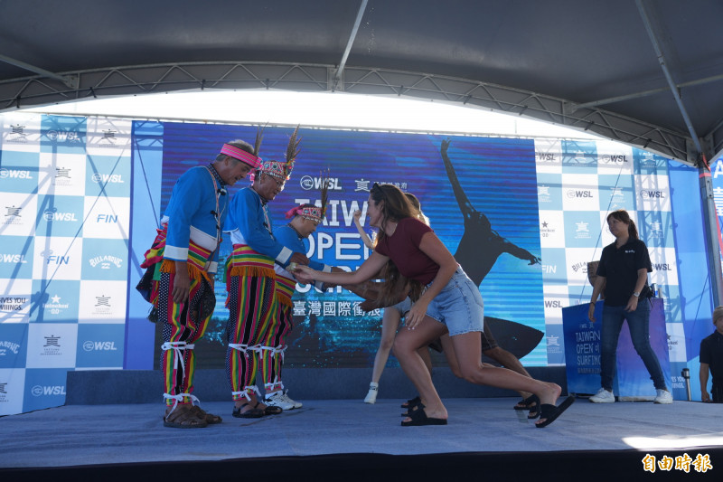 選手依照阿美族傳統方式對耆老敬酒。（記者劉人瑋攝）