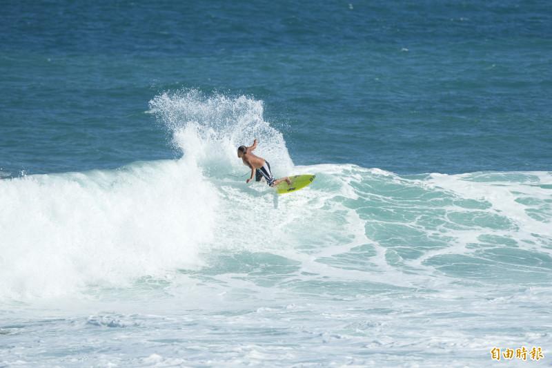 多國選手在浪裡展現美技。（記者劉人瑋攝）