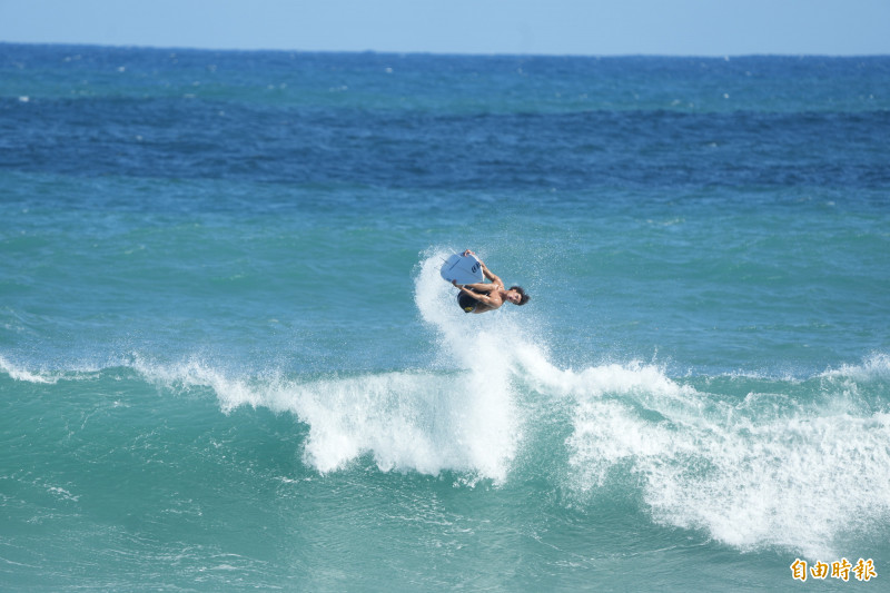 選手起飛連續圖。（記者劉人瑋攝）