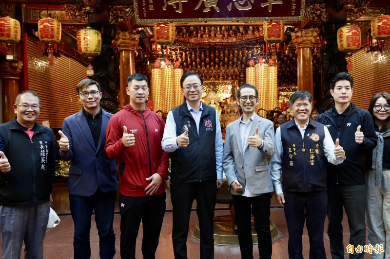 樂天桃猿奪下球團史上首座總冠軍，球團今由市長張善政（左4）陪同至中壢仁海宮進行奪冠還願活動。（記者李容萍攝）