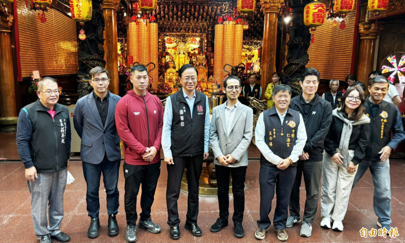 樂天桃猿奪下球團史上首座總冠軍，球團今由市長張善政（左4）陪同至中壢仁海宮進行奪冠還願活動。（記者李容萍攝）