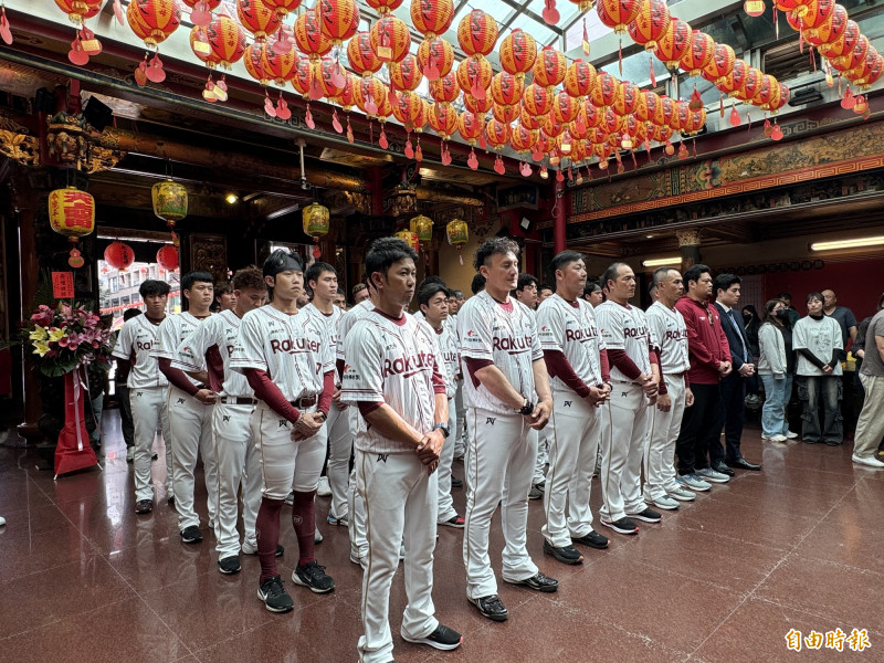 樂天桃猿今年3月迎來中華職棒首場比賽前，球隊前往中壢仁海宮祈求球隊旗開得勝。（資料照，記者李容萍攝）