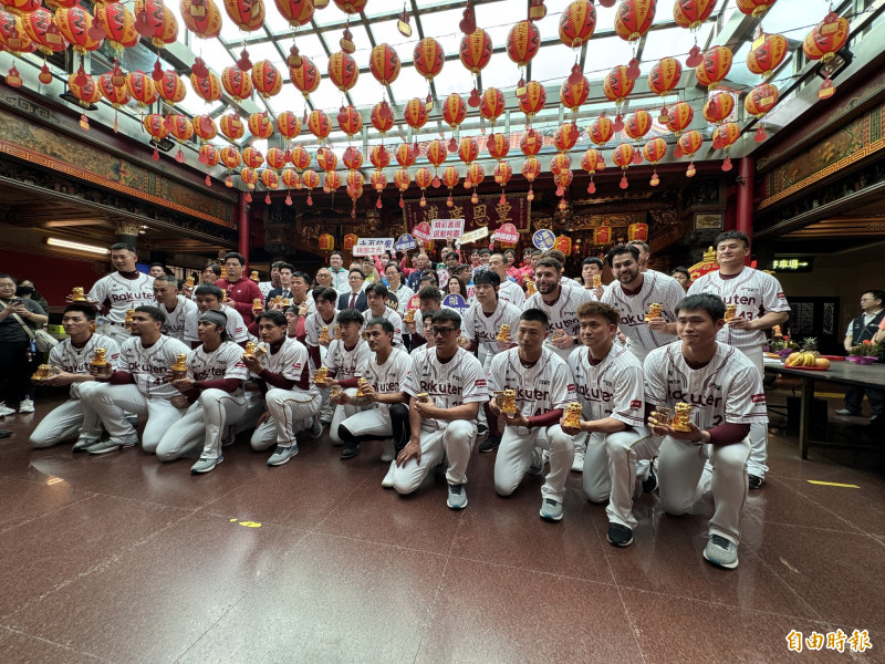 樂天桃猿今年3月迎來中華職棒首場比賽前，球隊前往中壢仁海宮祈求球隊旗開得勝。（資料照，記者李容萍攝）