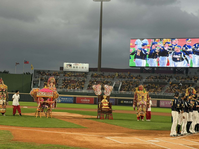 桃園慈護宮及中壢仁海宮日前一起至球場辦理「雙媽會」，保佑樂天桃猿球隊順利奪冠。（資料照，中壢仁海宮提供）