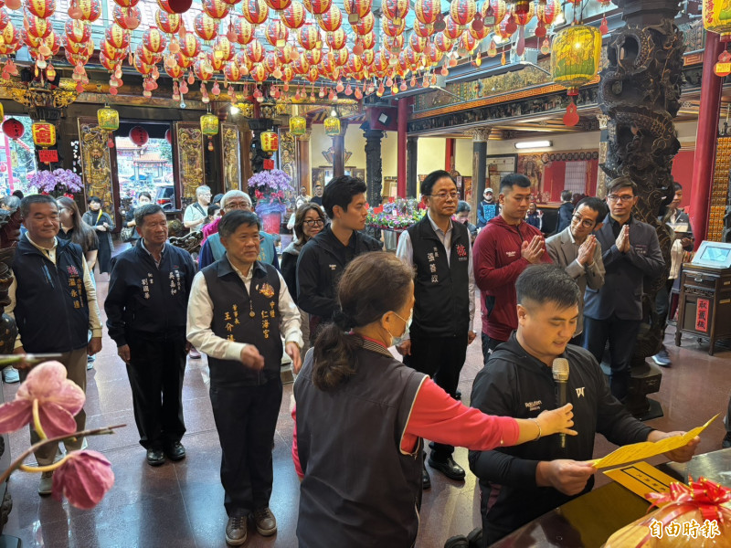 樂天桃猿奪下球團史上首座總冠軍，球團前往中壢仁海宮進行奪冠還願活動。（記者李容萍攝）